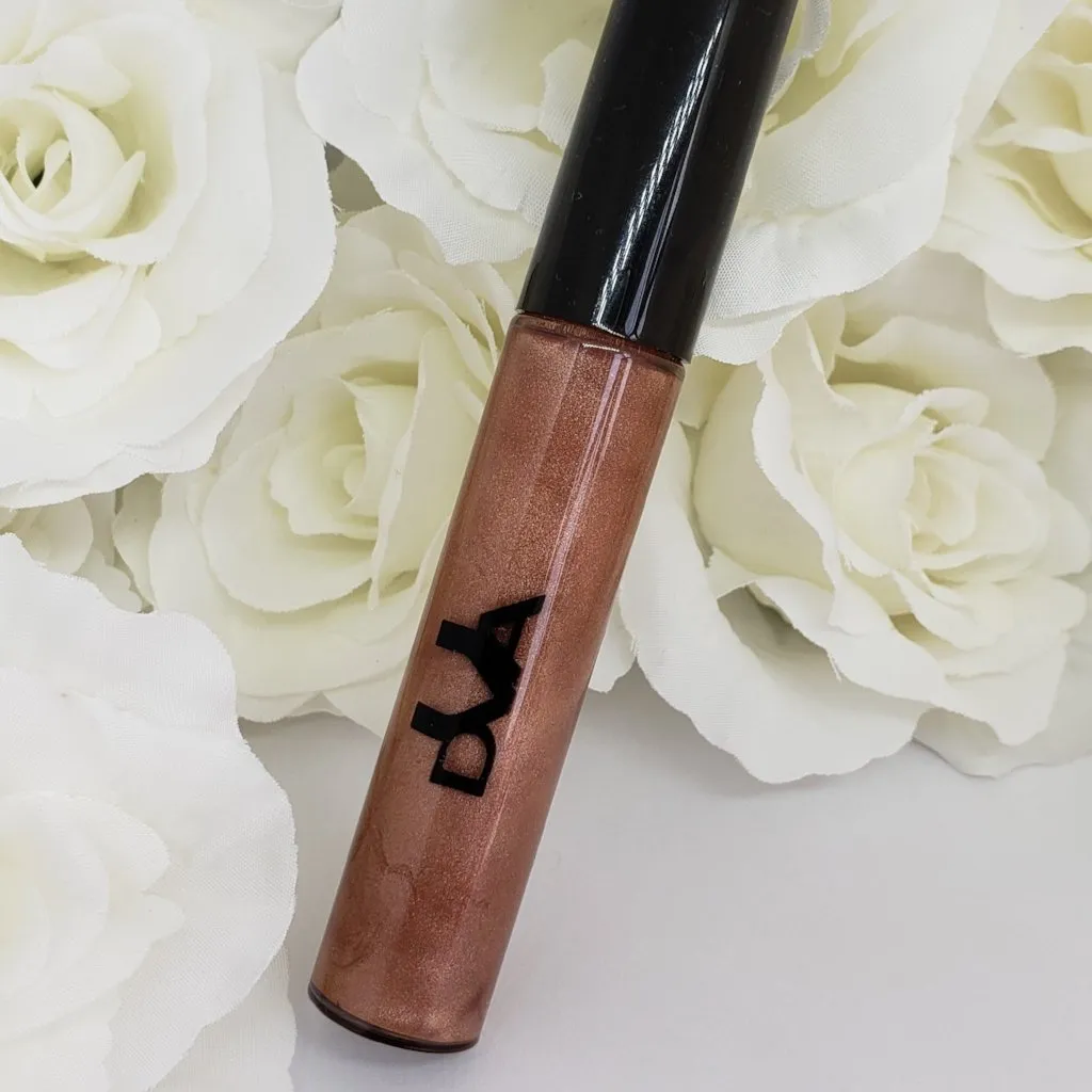 DVA Long Lasting Lip-gloss Ware in the Color Cocoa-Puff
